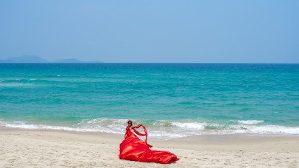 Video in a flying dress (reels-format)