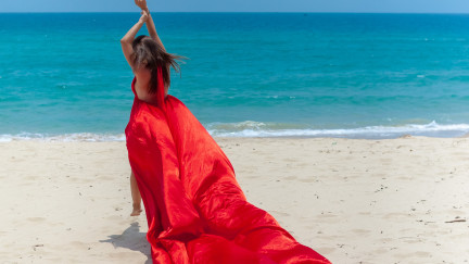 Video in a flying dress (reels-format)