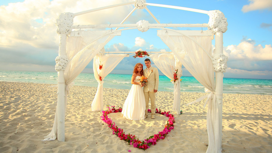 Пляжная свадебная фотосессия с аркой-7