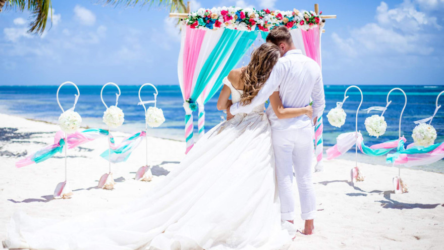 Пляжная свадебная фотосессия с аркой-6