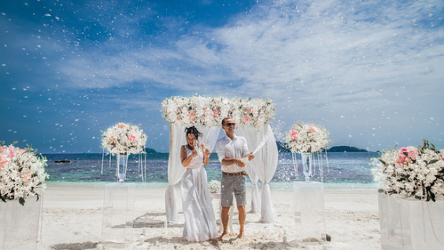 Пляжная свадебная фотосессия с аркой-5