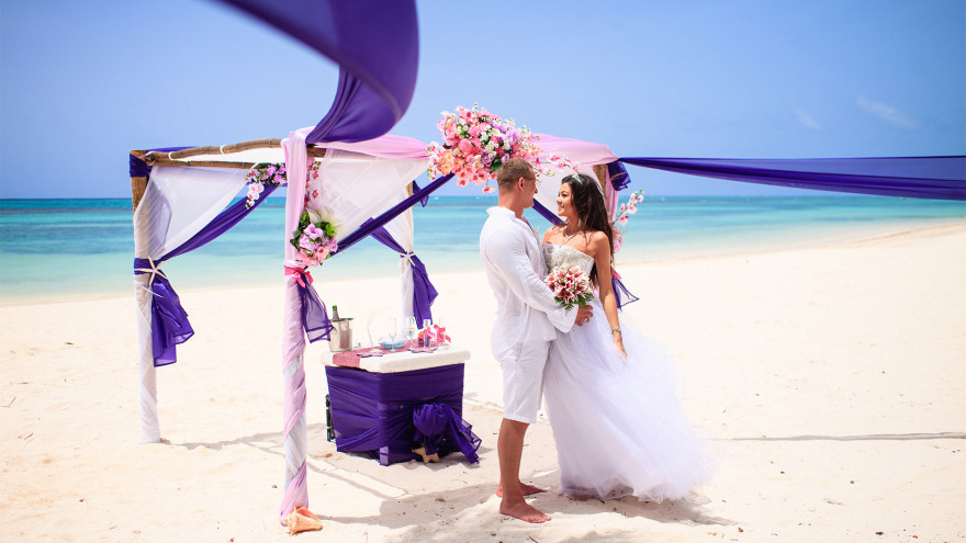 Пляжная свадебная фотосессия с аркой-4