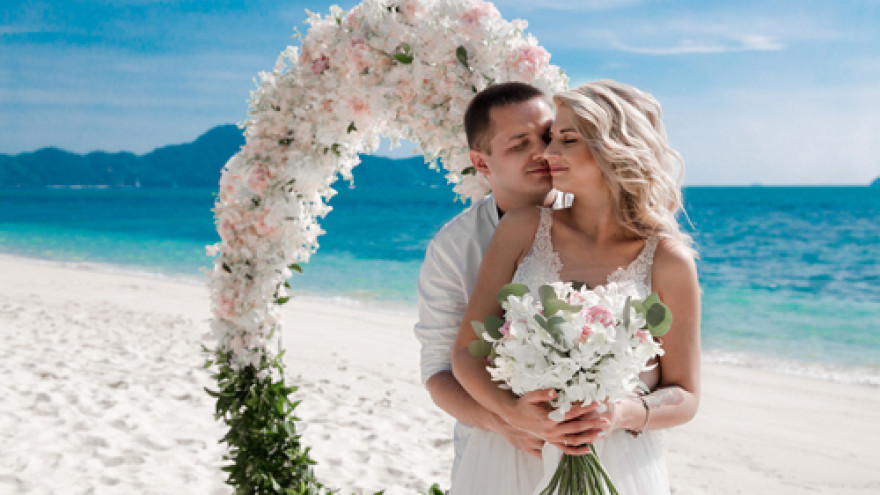 Пляжная свадебная фотосессия с аркой-3