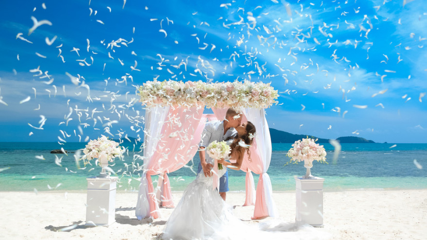 Пляжная свадебная фотосессия с аркой-2