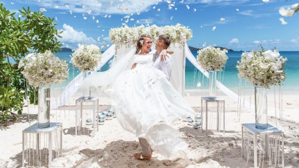 Пляжная свадебная фотосессия с аркой